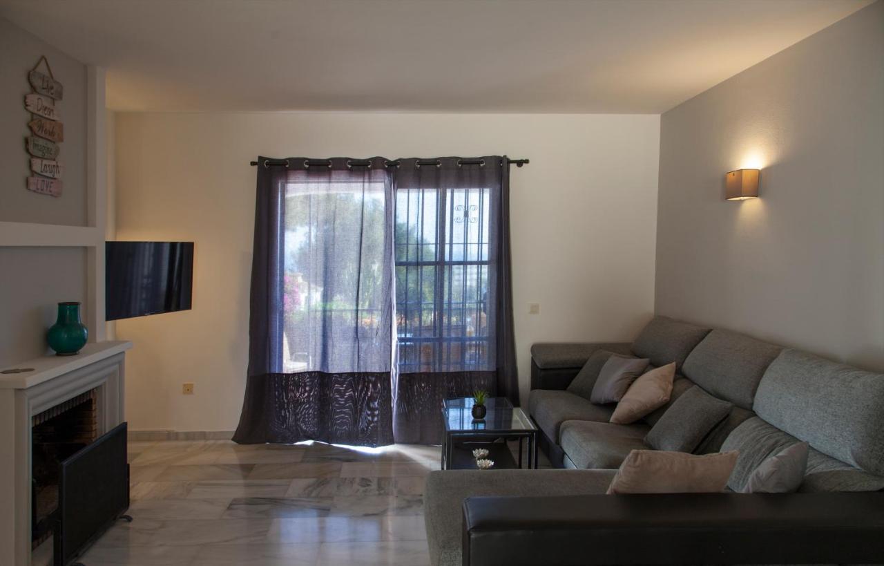 Agradable Adosado Con Piscina La Hidalga Villa Benalmádena Kültér fotó